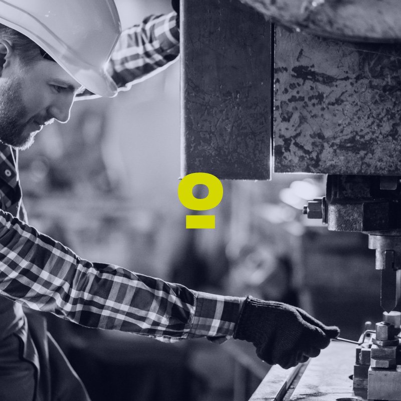 Ingeniero revisando diseño de molde plástico - contacto i-mold